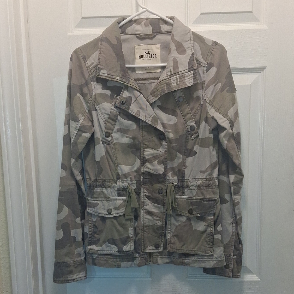 Like New Hollister Camouflage Jacket Small